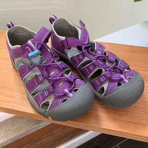 Keen water shoes big kid size 4